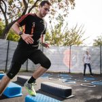 Hombre entrenando con deportes aeróbico para la quema de calorías.