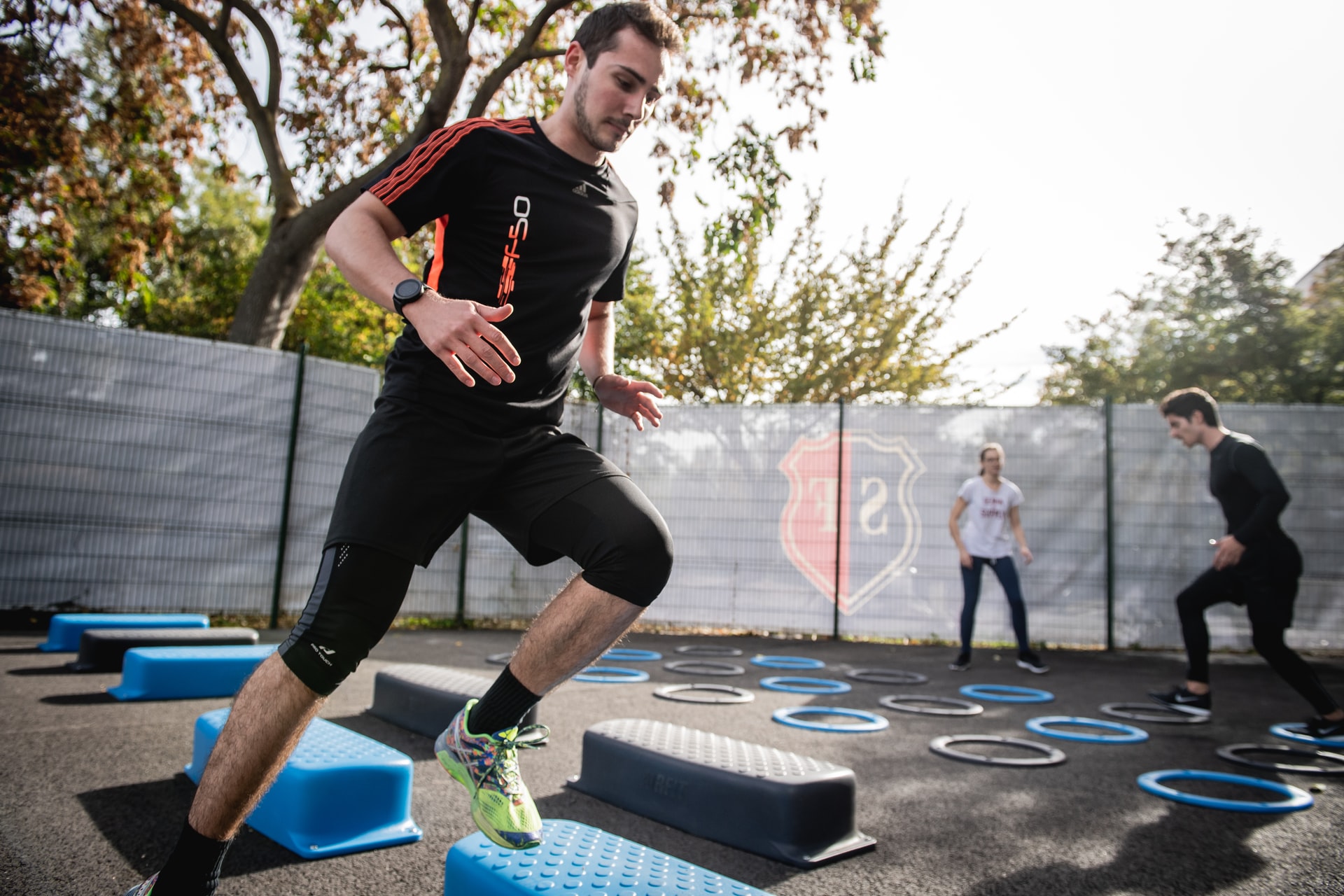 Hombre entrenando con deportes aeróbico para la quema de calorías.