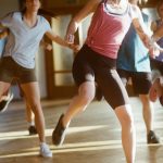 Mujeres haciendo aerobic para quemar calorías diarias.