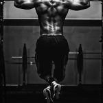 Hombre musculado haciendo deporte para la quema de calorías